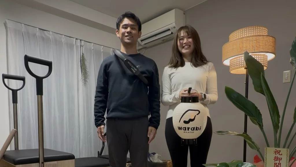 warabi PILATESのピラティスインストラクターがオープン記念写真を撮っている様子