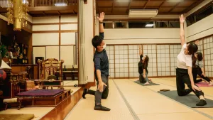 鹿児島 正建寺 お寺ピラティス マットレッスンの様子